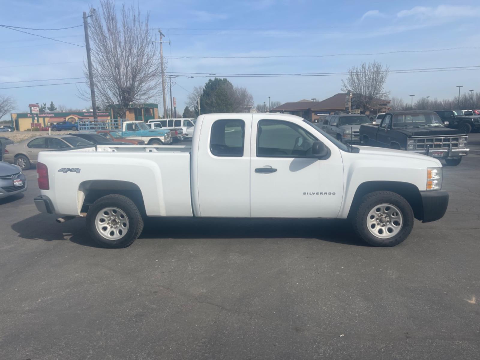 2011 Chevrolet Silverado 1500 Work Truck Ext. Cab 4WD (1GCRKPE36BZ) with an 5.3L V8 OHV 16V FFV engine, 4-Speed Automatic transmission, located at 813 E Fairview Ave, Meridian , ID, 83642, (208) 336-8230, 43.618851, -116.384010 - Photo #4